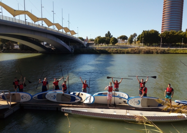 Grupo a punto de probar el sup en rio