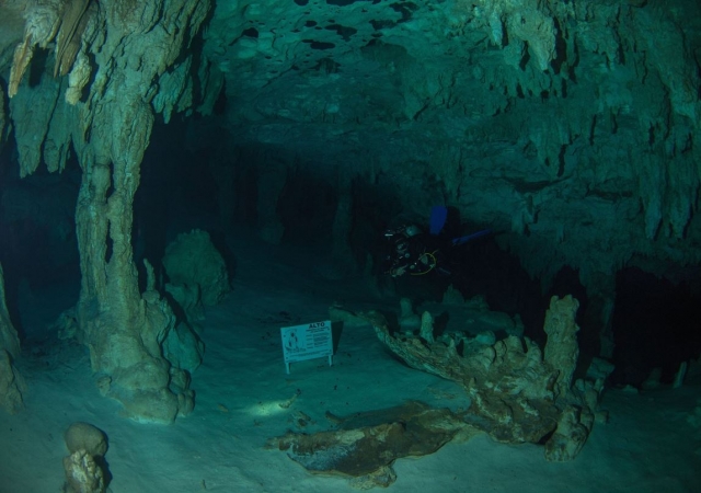 Buceador en la gruta