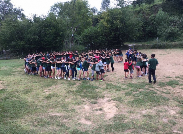 Campistas jugando en circulo