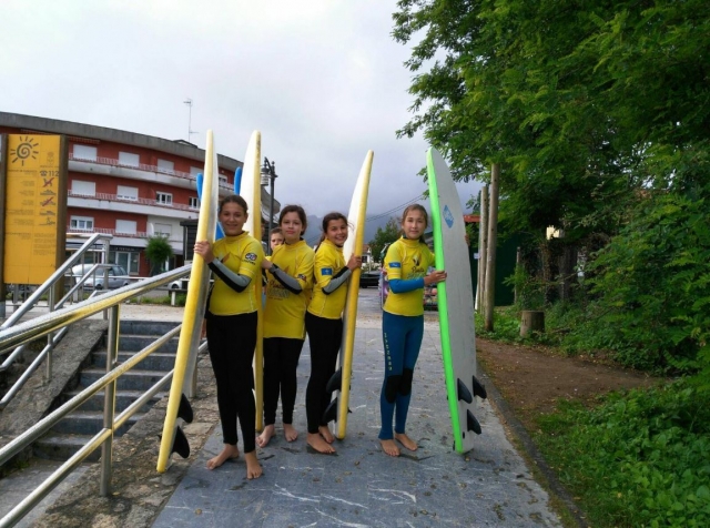 Chicas llevando las tablas a la playa
