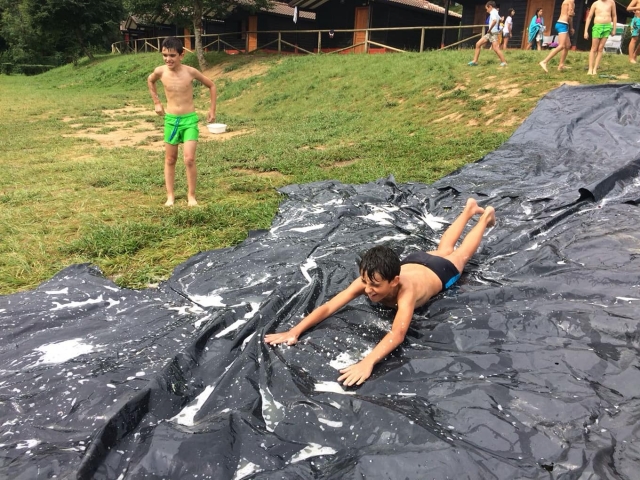 Deslizandose por el plástico con agua