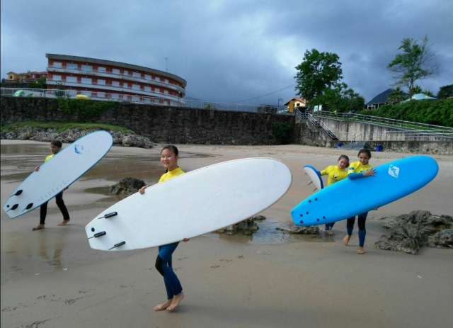 Jornada de surf en el campamento