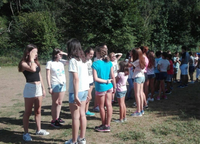 Juegos grupales en el campamento