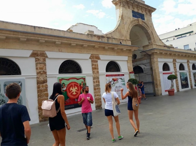 Walking through the streets of Cadiz 