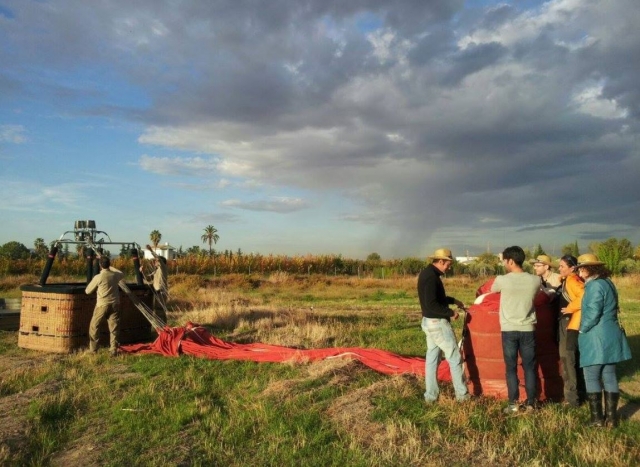 Ayudando a recoger el globo