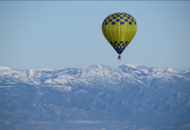 Globo sobre las cimas nevadas