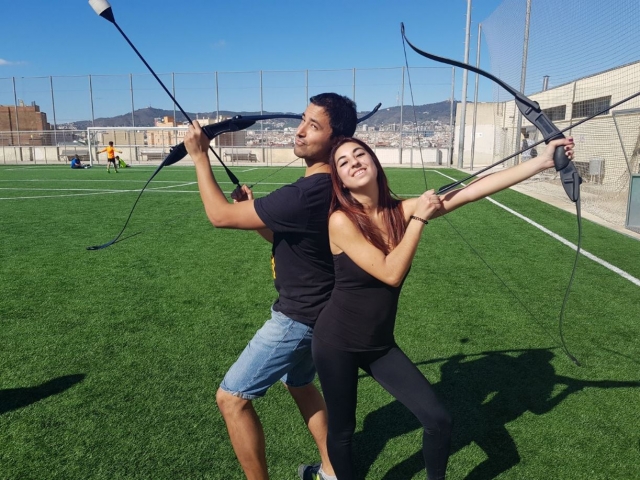 Pareja sosteniendo arcos