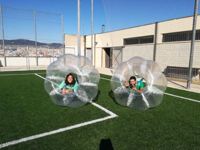 Dos jugadores en burbujas de plastico