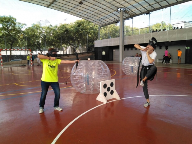 Apuntando al oponente con el arco