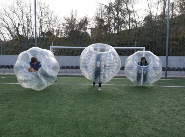 Jugadores en tres esferas de plastico