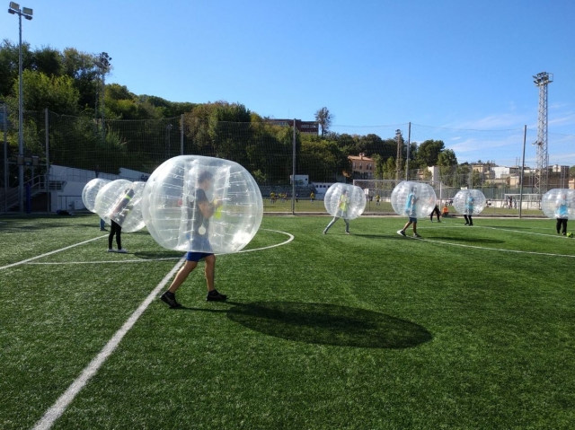 Partido de futbol burbuja sobre cesped