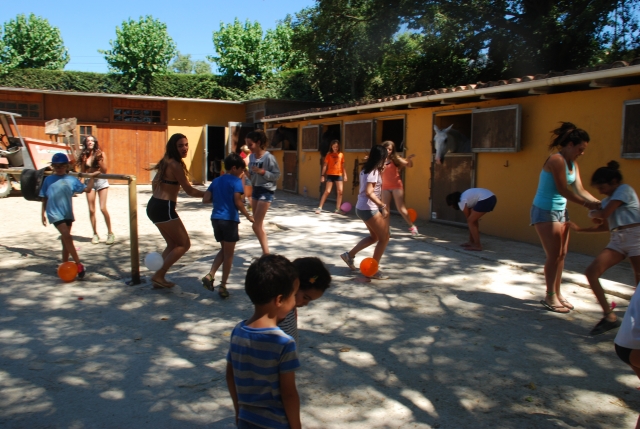 Jugando en el campamento.