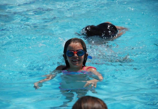 En la piscina del campamento hipico