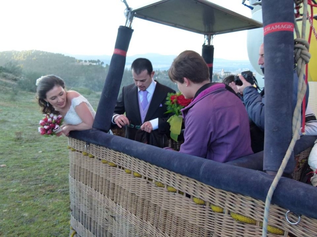 Recien casados volando en globo