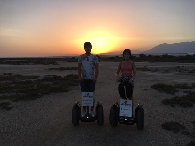 En segway mientras atardece