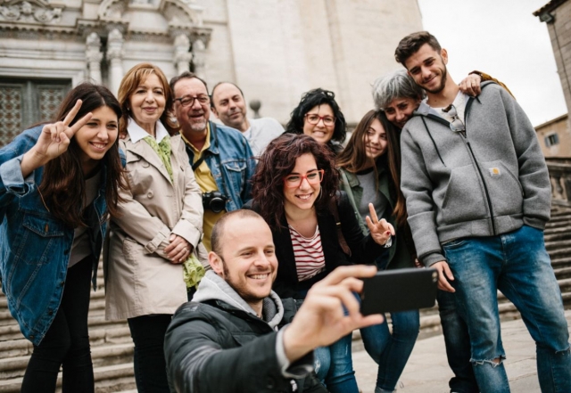  Visitantes tirando uma selfie em Girona