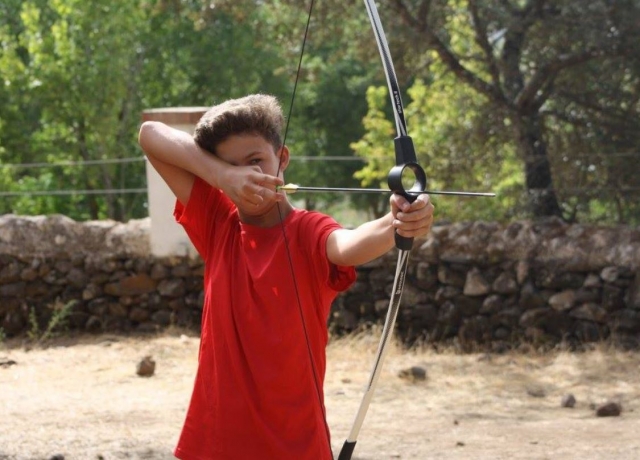 Tiro con arco en el campamento en Huelva