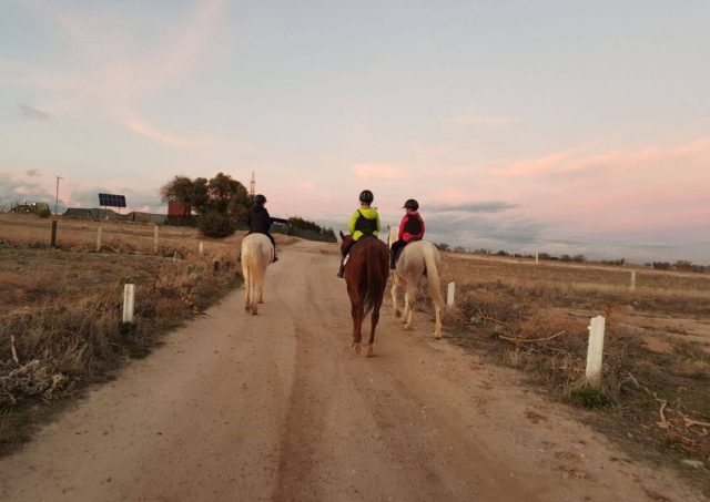 A caballo por el camino en El Pardo