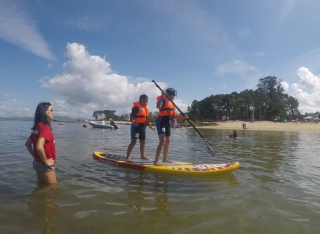 Aprendiendo sup en Pontevedra con la monitora