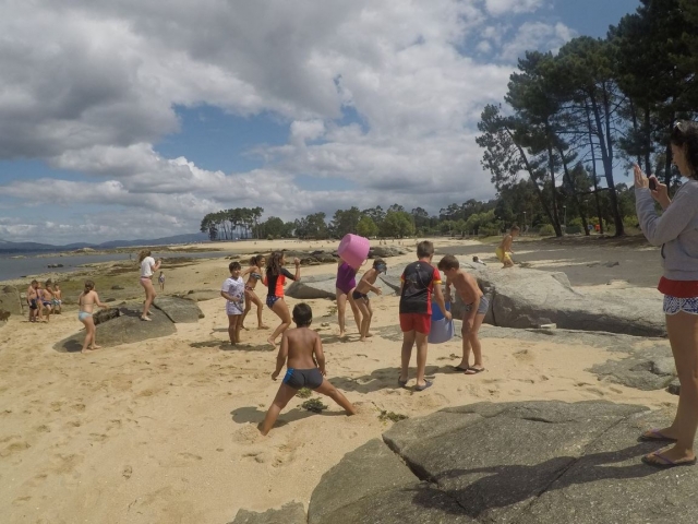 Jugando en la playa en Arosa