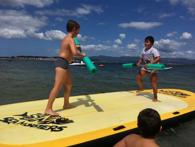 Lucha en tabla de sup gigante en Pontevedra