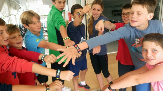 Studenti del campus con braccialetti a Maiorca 