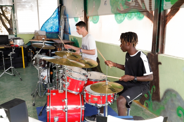 Alumnos tocando la batería