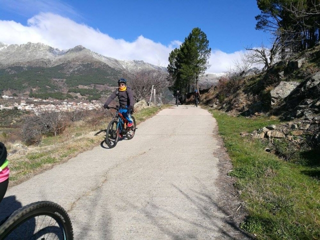 Bicicletta sulla strada asfaltata a Gredos 