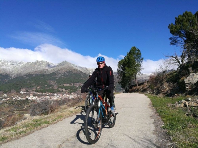  Ciclista su strada a Gredos 