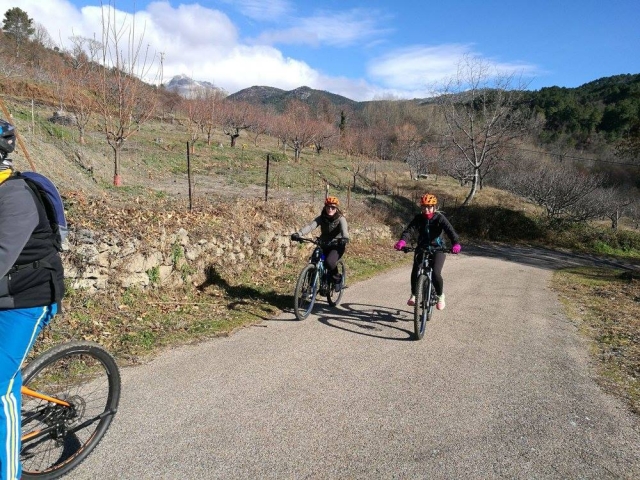  Ciclisti che passeggiano per Gredos 