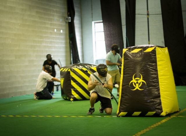 A cubierto en el campo de archery tag
