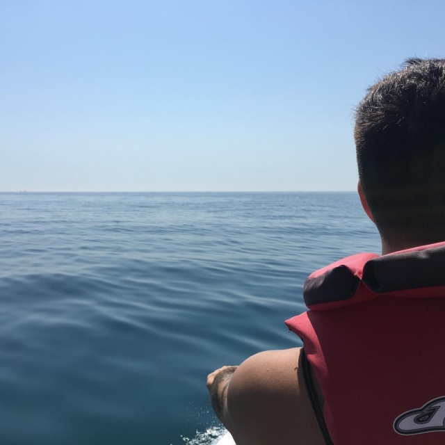 Contemplando el horizonte desde la moto de agua