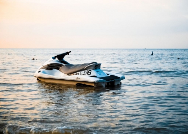 Moto de agua al atardecer en la playa