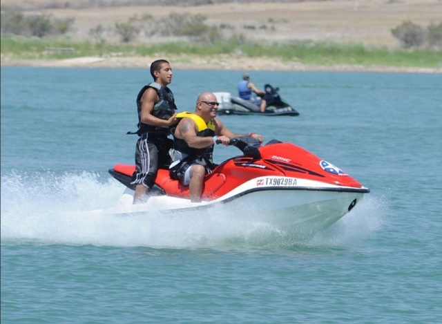 Pasajero de pie en moto de agua