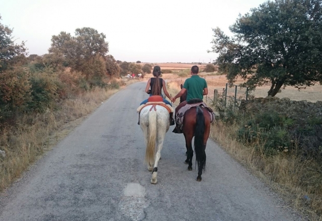 e-19747308-de-la-mano-a-caballo-en-caceres15208465954969.jpg
