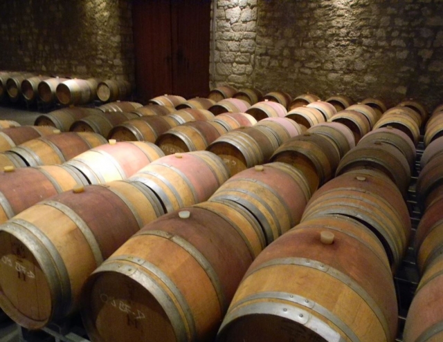Barriles de vino almacenados