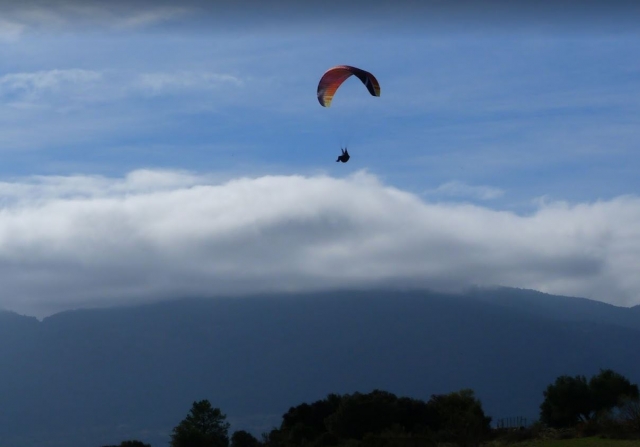 Paraglides neben dem MOGRALA -AURGEN -PARAGEL -PARAGEL -PARAPOS - 999999999999999999999999999 -Paraner -Paragern -Paragres -Paragres -Paragres -Paragres -Paragres den Start in Paragliding 