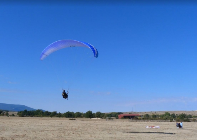 e-19747335-punto-de-aterrizaje-parapente-avila15209375183405.jpg