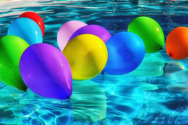 Globos de colores en la piscina Valladolid