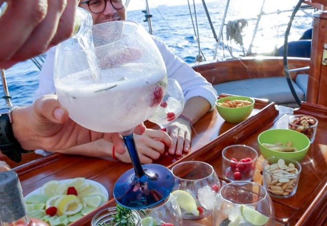 Aperitivos en el barco en Barcelona