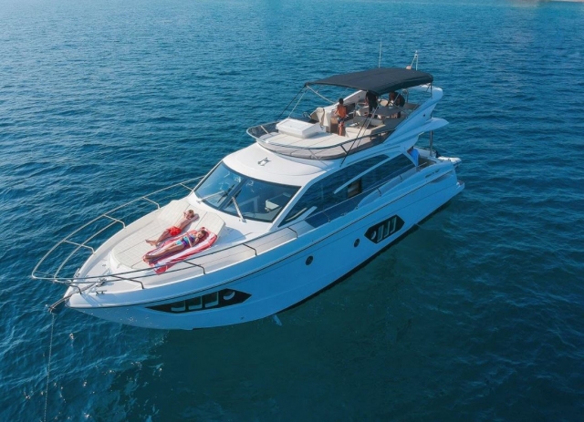 Navegando en yate frente a Barcelona