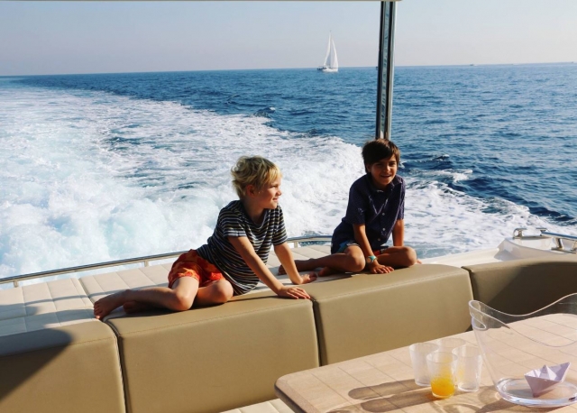 Peques a bordo del barco en el Mediterraneo