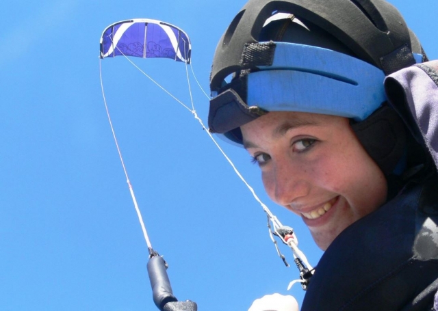 Alumna de kitesurf con casco en Mallorca.JPG