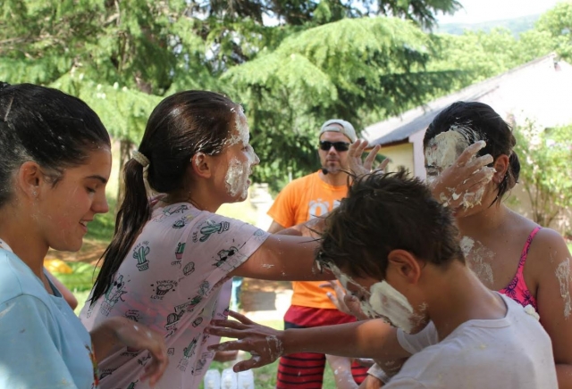 e-19747363-manchandose-la-cara-en-el-campamento-de-aisa15211914975142.jpg