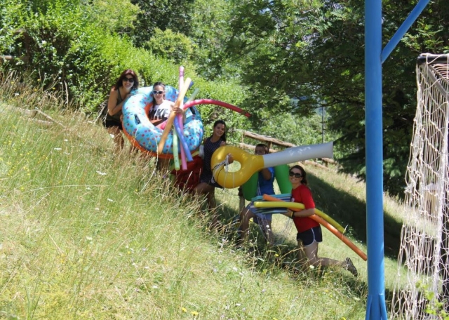 e-19747363-monitoras-campamento-aisa-con-jueguetes-para-la-piscina15211914974002.jpg