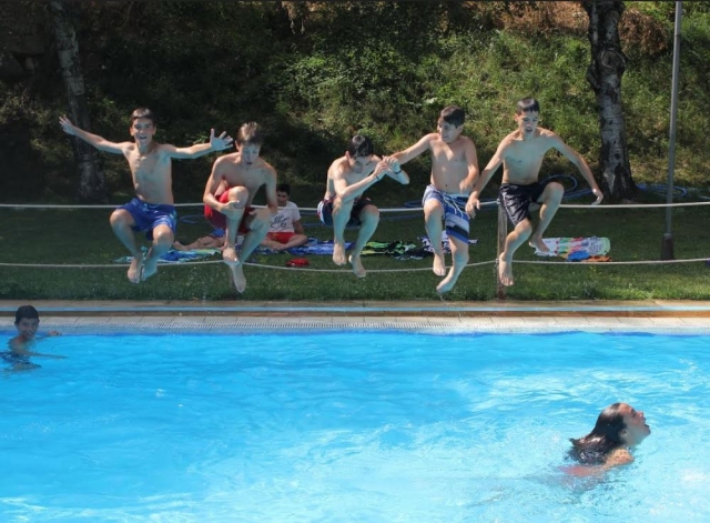 e-19747363-saltando-a-la-piscina-en-aisa1521191499901.jpg
