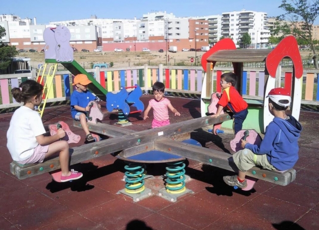 e-19747365-jugando-en-el-parque-campamento-urbano-zaragoza15211912574643.jpg