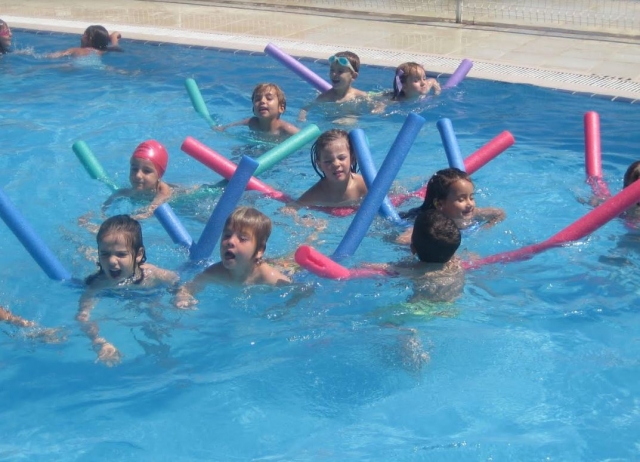 e-19747365-natacion-en-el-campamento-urbano-de-zaragoza15211912588604.jpg
