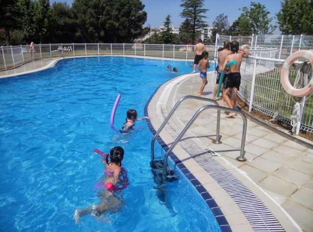 e-19747365-tiempo-en-la-piscina-campamento-de-dia-zaragoza15211912591445.jpg