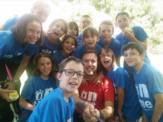 e-19747366-alumnos-y-monitor-en-el-campamento-de-ingles-en-aisa15211910269487.jpg